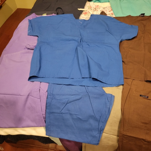 Scrubs a variety some mediums, large and xl - Picture 14 of 16